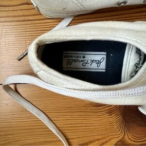 White converse size 9. Used but in good condotion.